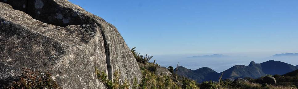 Marcações sobre as rochas nos ajudam a encontrar o caminho a seguir na travessia do Parque Nacional da Serra dos Órgãos, no Rio de Janeiro